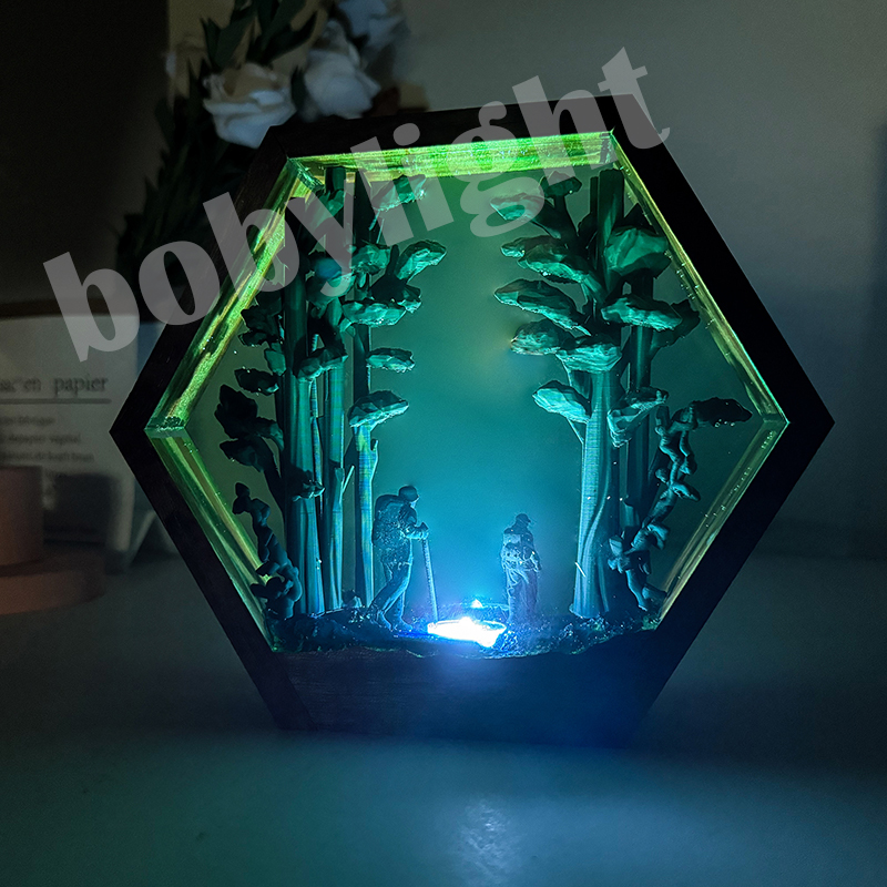 Resin Artist - Yürüyüşçü Figürü Masa Reçine Lambası Yağmur